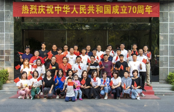 米兰手机版集团举行新入职大中专生金秋座谈会